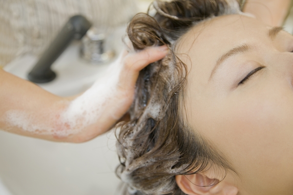 正しい洗髪方法は薄毛対策の1つ…乾かし方のポイントも紹介