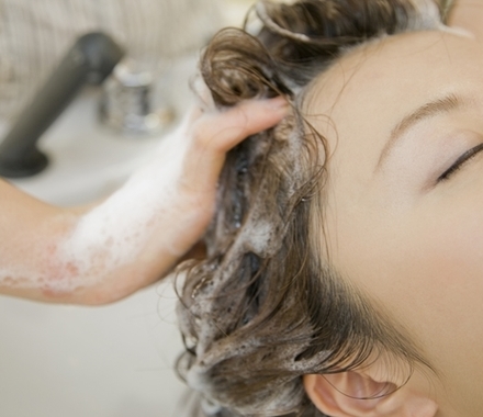 正しい洗髪方法は薄毛対策の1つ…乾かし方のポイントも紹介